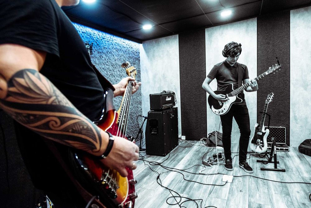 Репетитор по гитаре, бас-гитаре. C выездом.