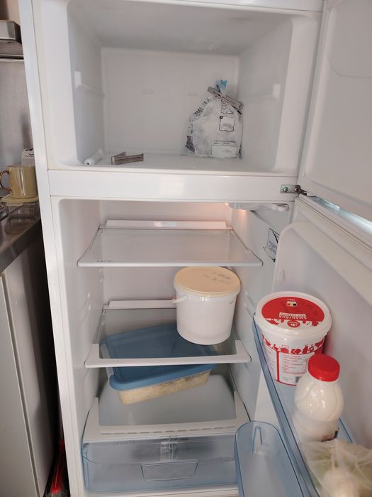Frigider cu congelator. În stare buna de funcționare.