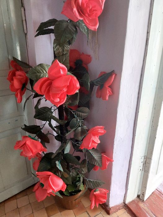 Большой искусственный красивый цветок