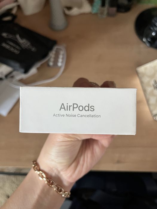 AirPods 4 с шумоподавлением