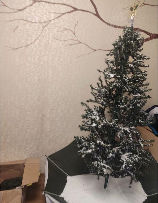 Ёлка с падающим снегом