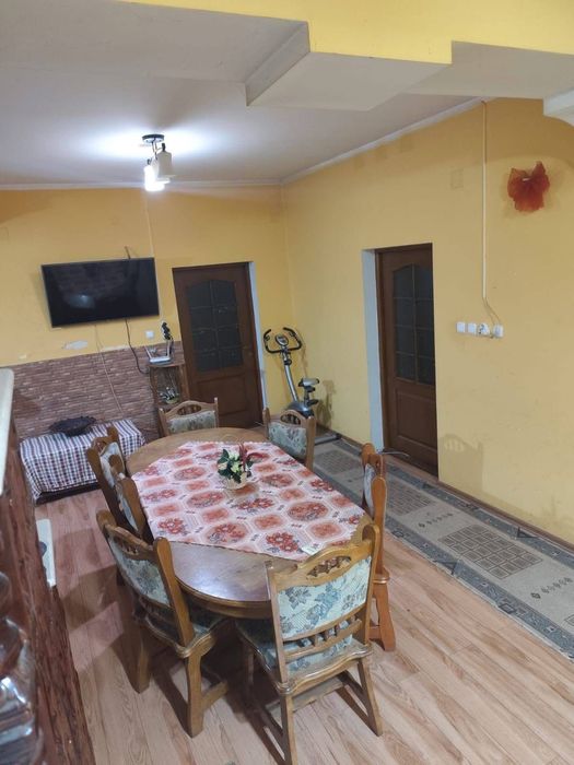 Casă solidă din cărămidă, 3 camere, curte mare, garaj și livadă
