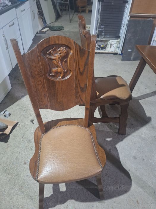 Продавам масивна дъбова трапезна маса с 4 стола.
Дължина 120 см
Височина 75 см

Столове
Височина 1 метър
От земята до седалка