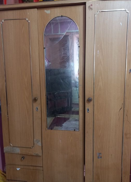 Плоский батарея 6шт, 3та гилам, 1та шкаф, 1та шифонер, 1та трюмо