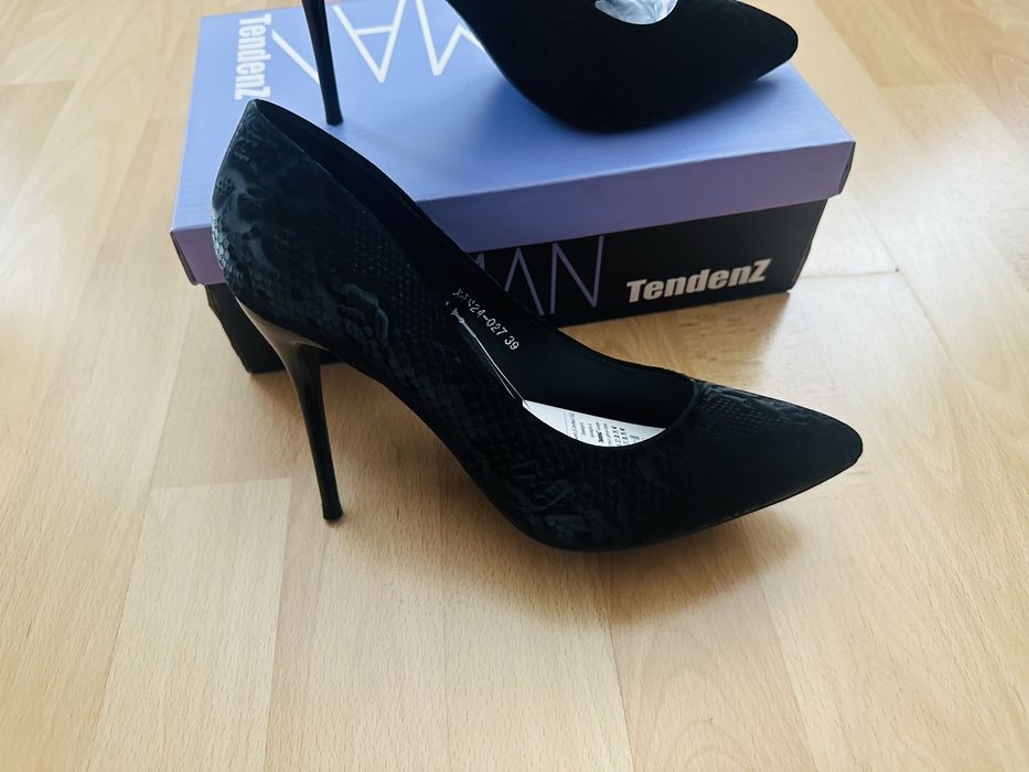 Стилето обувки TENDENZ