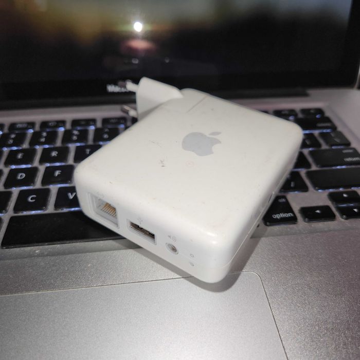 Router Apple AirPort Express (merge si pe Windows, si pe MacBook