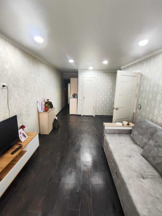 Продам  2х комнатную  Космонавтов 4