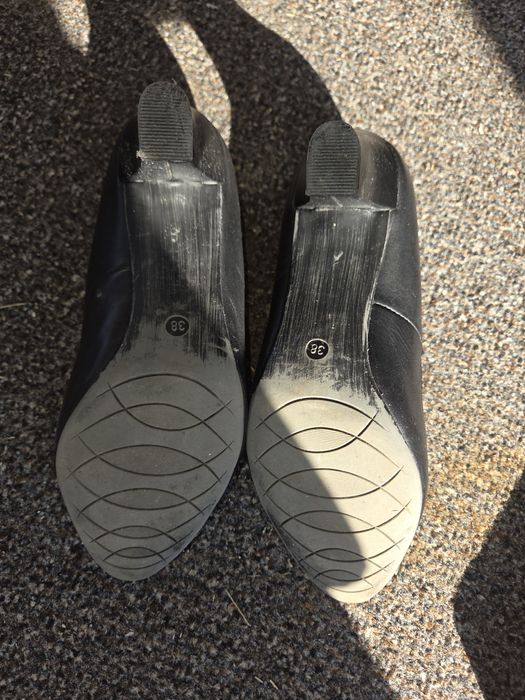 Pantofi damă negri clasici din piele – Mărimea 38 – Stare excelentă