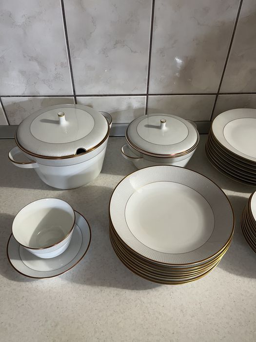 Vand set de farfurii