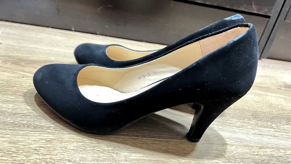 Токчета в черен велур - 35 номер