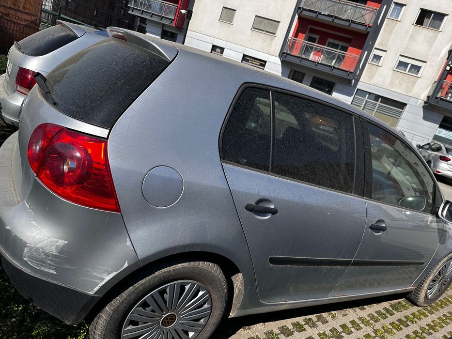 VW Golf 5 1.4 benzină – 800 € – pentru piese sau reparat