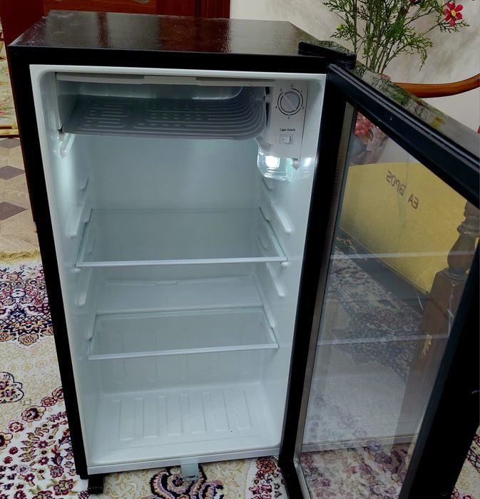 Продам холодильник Витриный офис