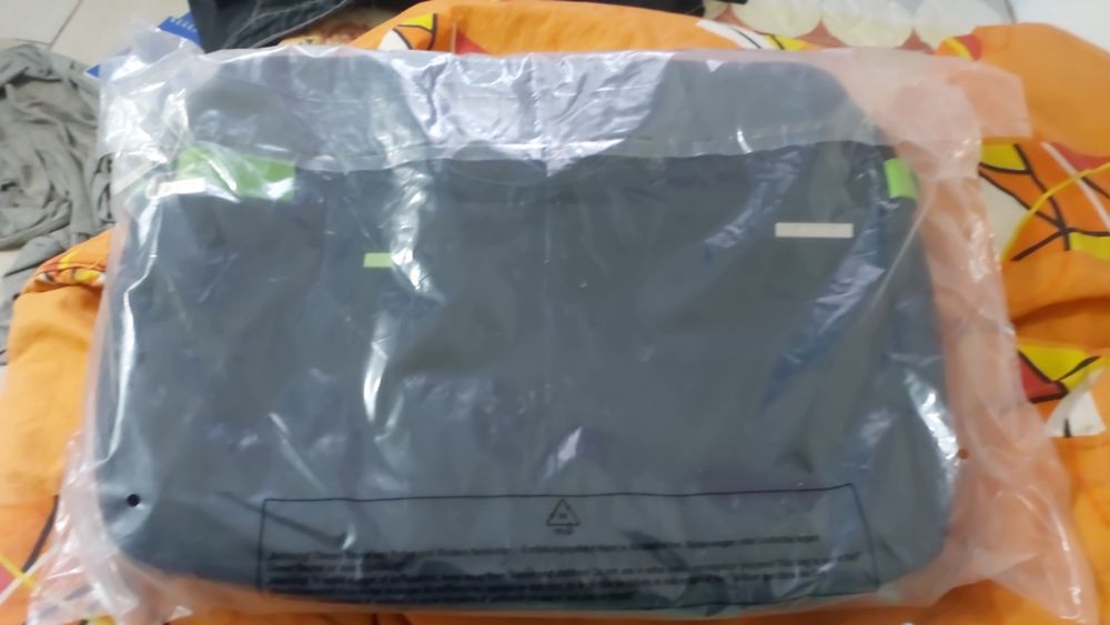 Geanta Leitz neagra cu f puțin verde