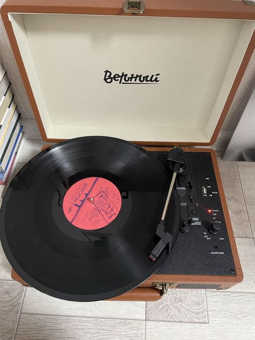 Продам виниловый проигрыватель Верный, пластинки отдам в подарок