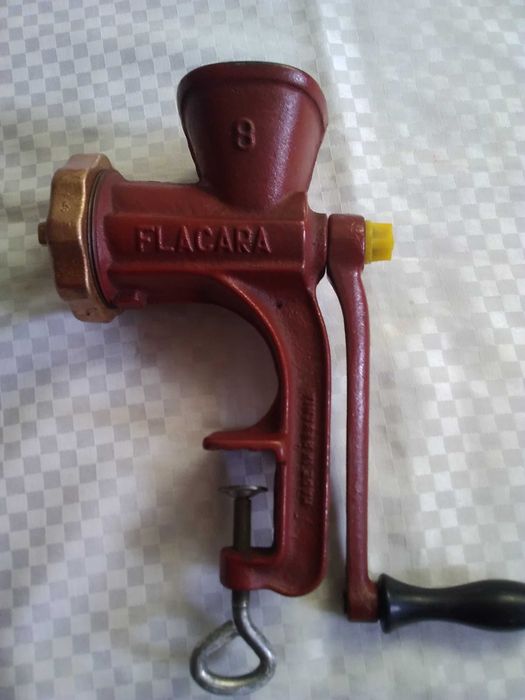 Машинка за мелене на месо и домати