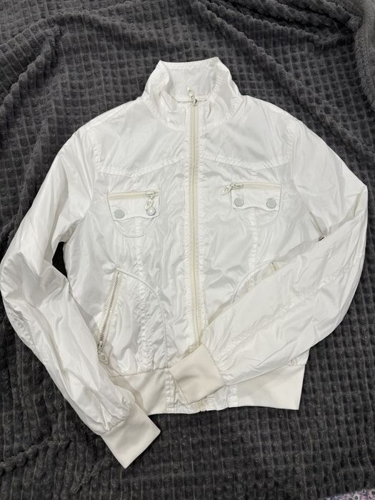 Бяло шушлеково яке