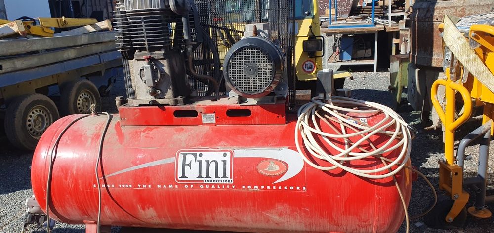 Compresor cu piston fini