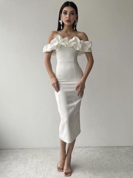 Белое платье с открытым плечом