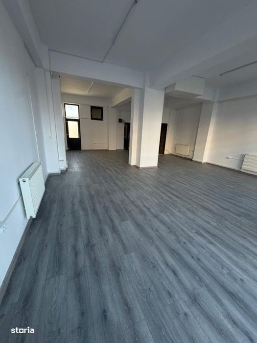 Spatiu comercial, 80 mp, zona centrala din Filiasi cu deschidere in Ra
