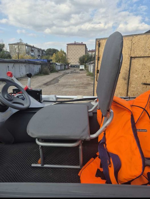 Лодку с подвесным мотором