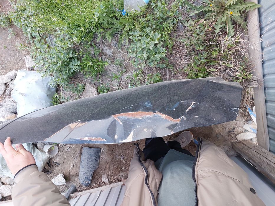 Продается капот с повреждением на фото все видно.