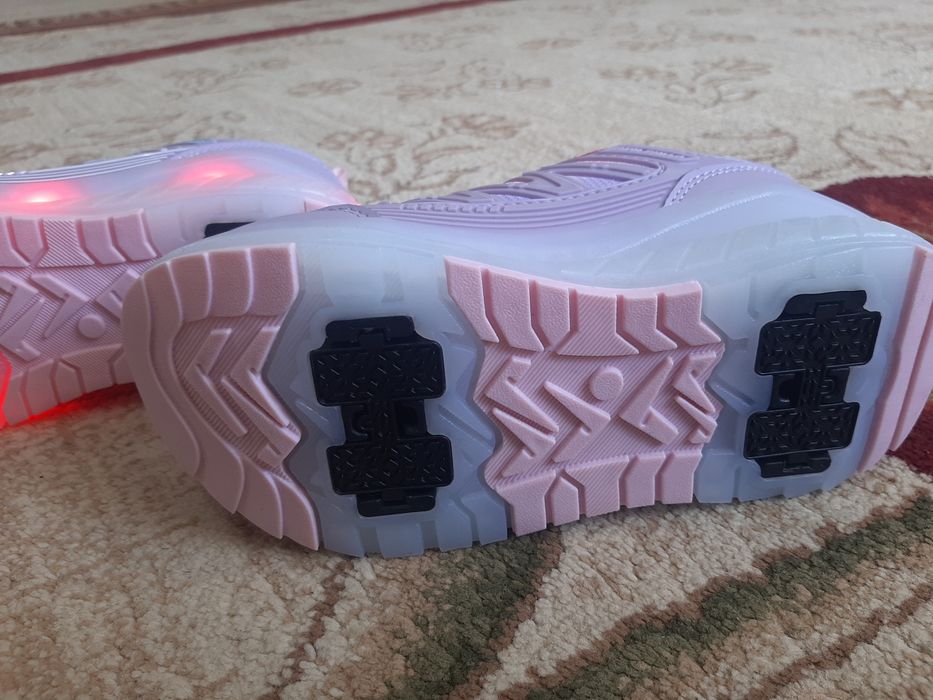 Продам кроссовки летние