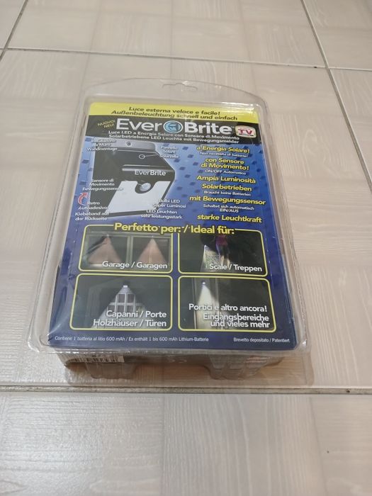 Lanternă solară pentru perete