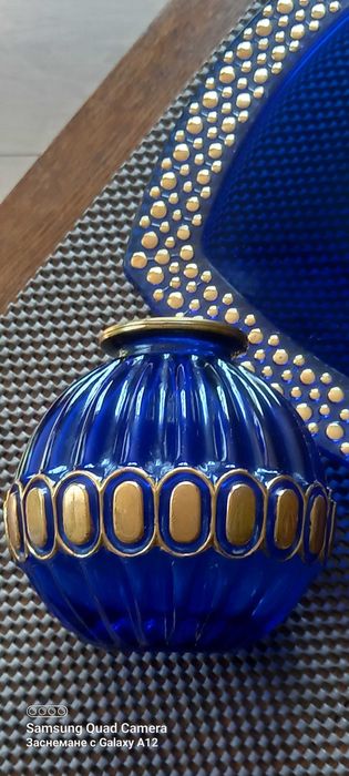 Ваза и плато-кобалтово синьо и златисто