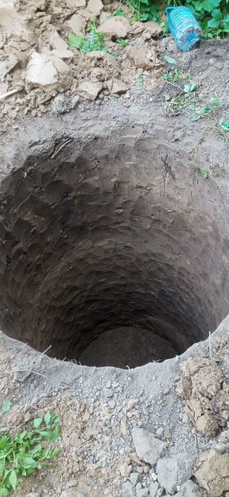 Копаем  траншей  землю ямы траншею