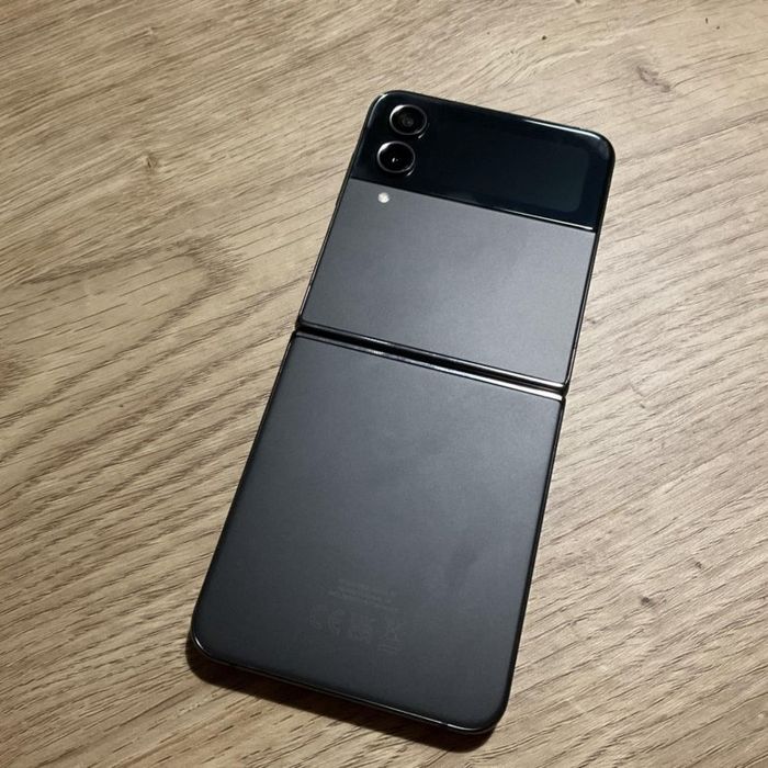 Продам Samsung Z flip 4 в хорошем состояние