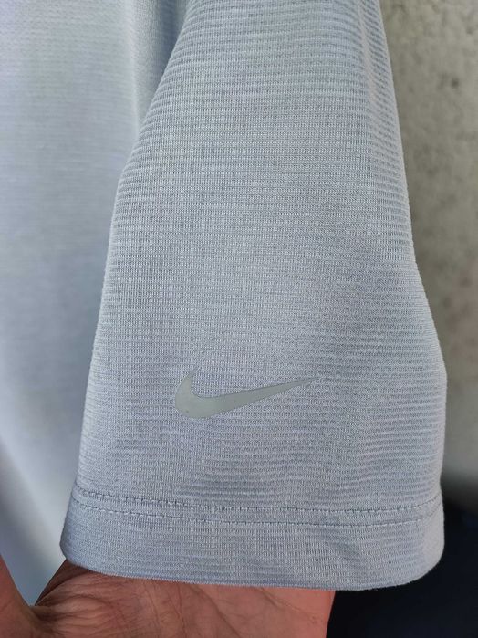 Tricou Polo Nike gri deschis, material tehnic din poliester, mărimea M