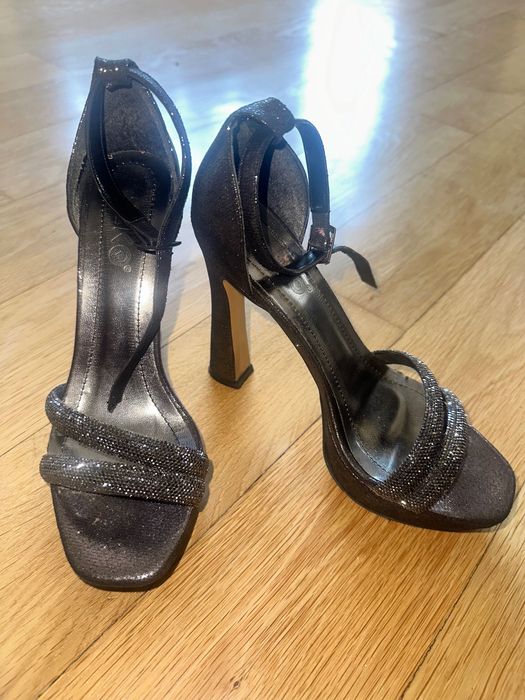 Дамски сандали на ток с блестящи елементи