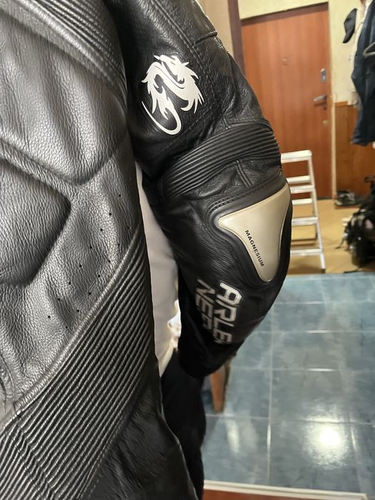 Мото гащеризон ,Кенгурова кожа .Американски на фирмата “Airlenness” с