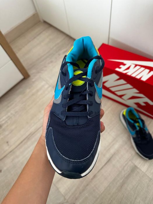 Vând adidași Nike