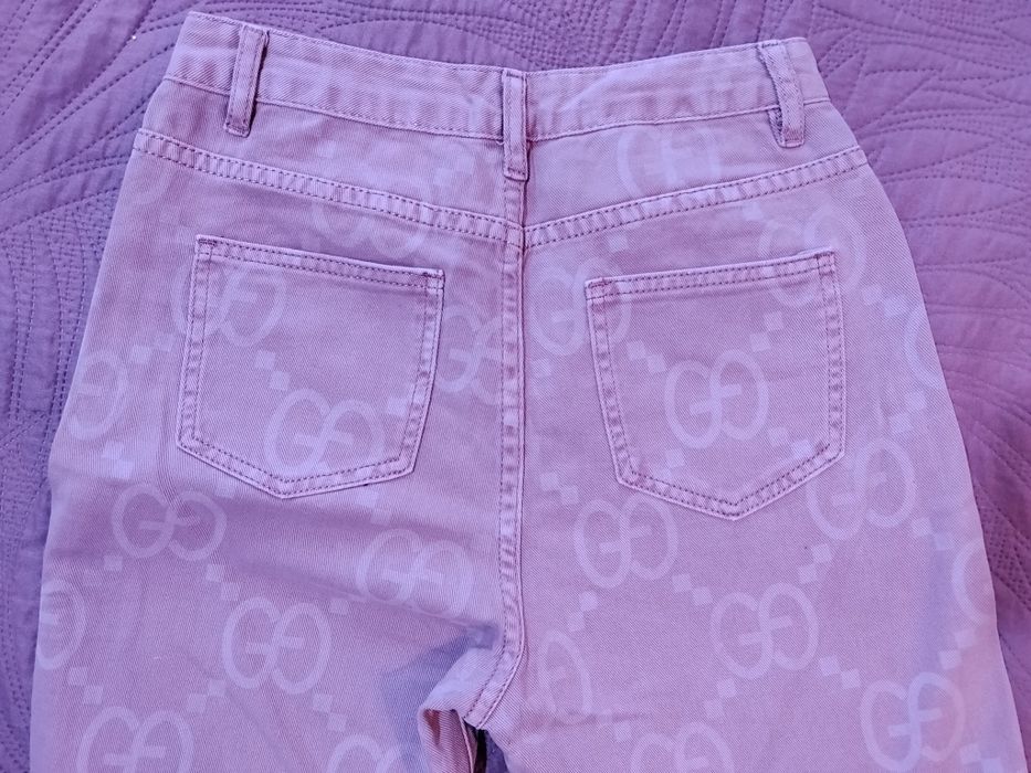 Pantaloni roz pudra, Gucci