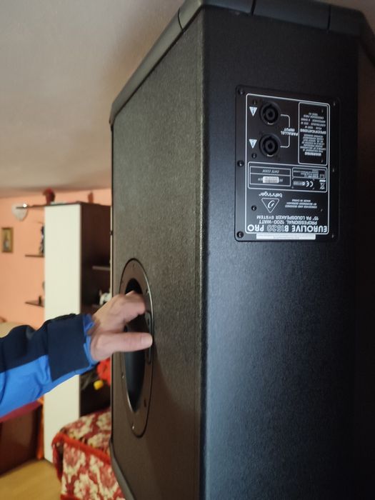 Vând doua Boxe Behringer  b1520 pro