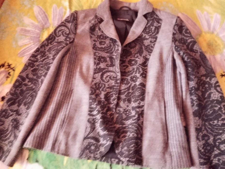 Продавам страхотна клош пола и сако