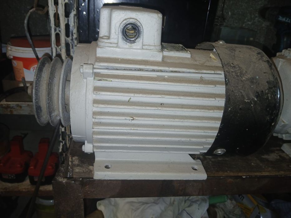 Vind 3 motoare electrice