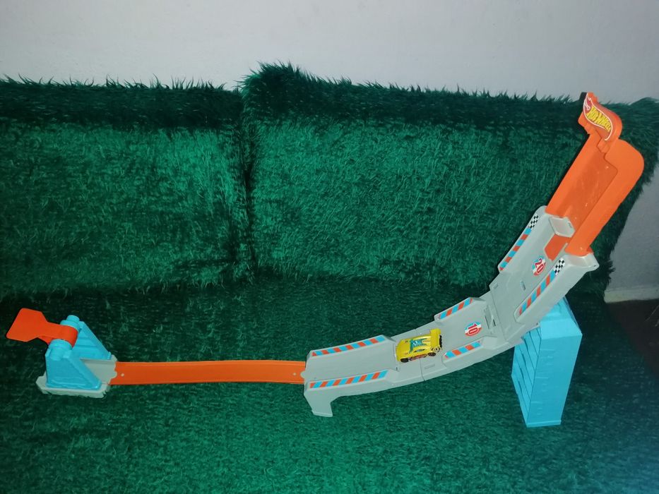 Писта на hot wheels с количка и лот от използвани играчки