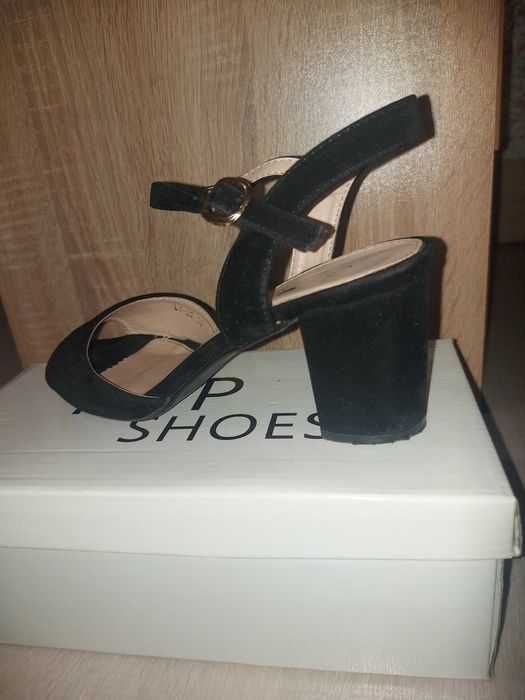 Дамски сандали на дебел ток