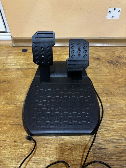 Продавам Волан и педали Trustmaster T80