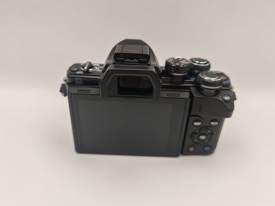 Kit complet Olympus e-m10 II cu obiective, 45mm, 14-42mm și 40-150mm