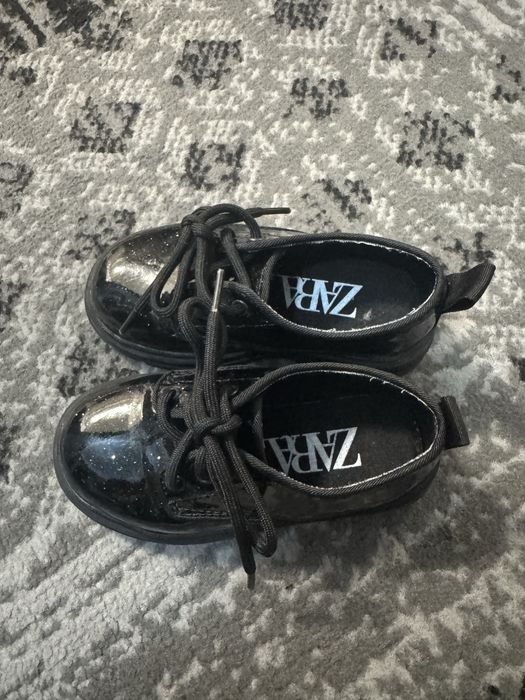 Vând pantofi fetițe Zara !