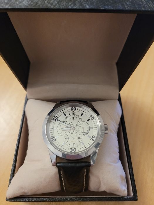 Guess оригинален часовник