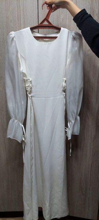 Белое платье с боковыми корсетами