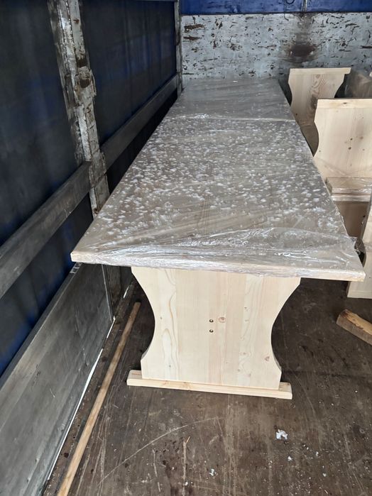 Дървени маси и пейки