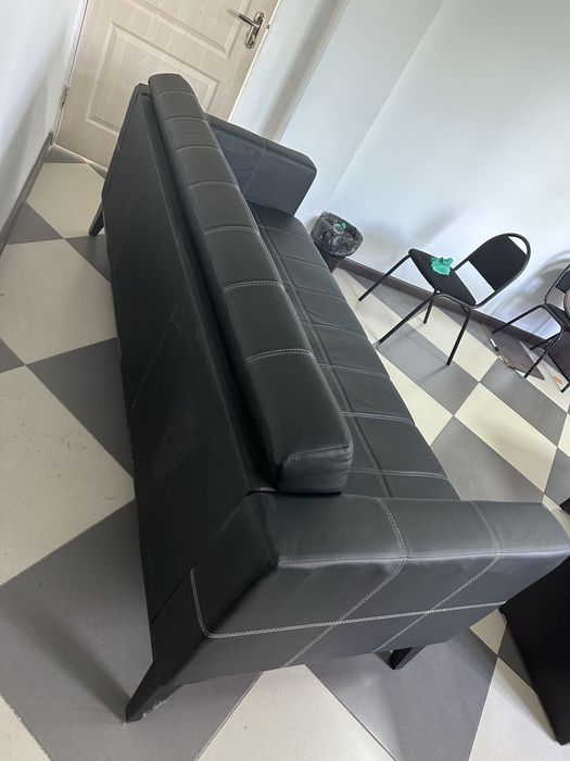 Диван кожаный офисный.