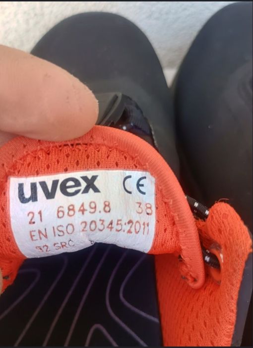 Bocanci UVEX cu bombeu metalic 38 și 44