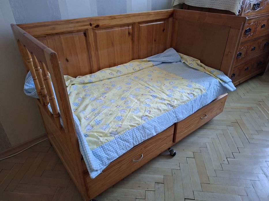 Детско легло от масивно дърво с чекмеджета.