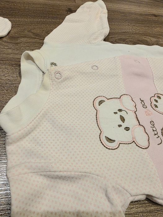 Combinezon bebe marimea 56 fata San Bebe cu manusi si caciula